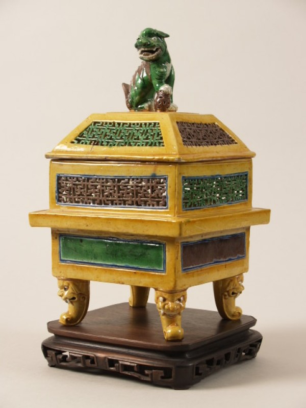 Wierookbrander, koro, op 4 poten, vierkant, opengewerkt en op het deksel een boeddhistische leeuw